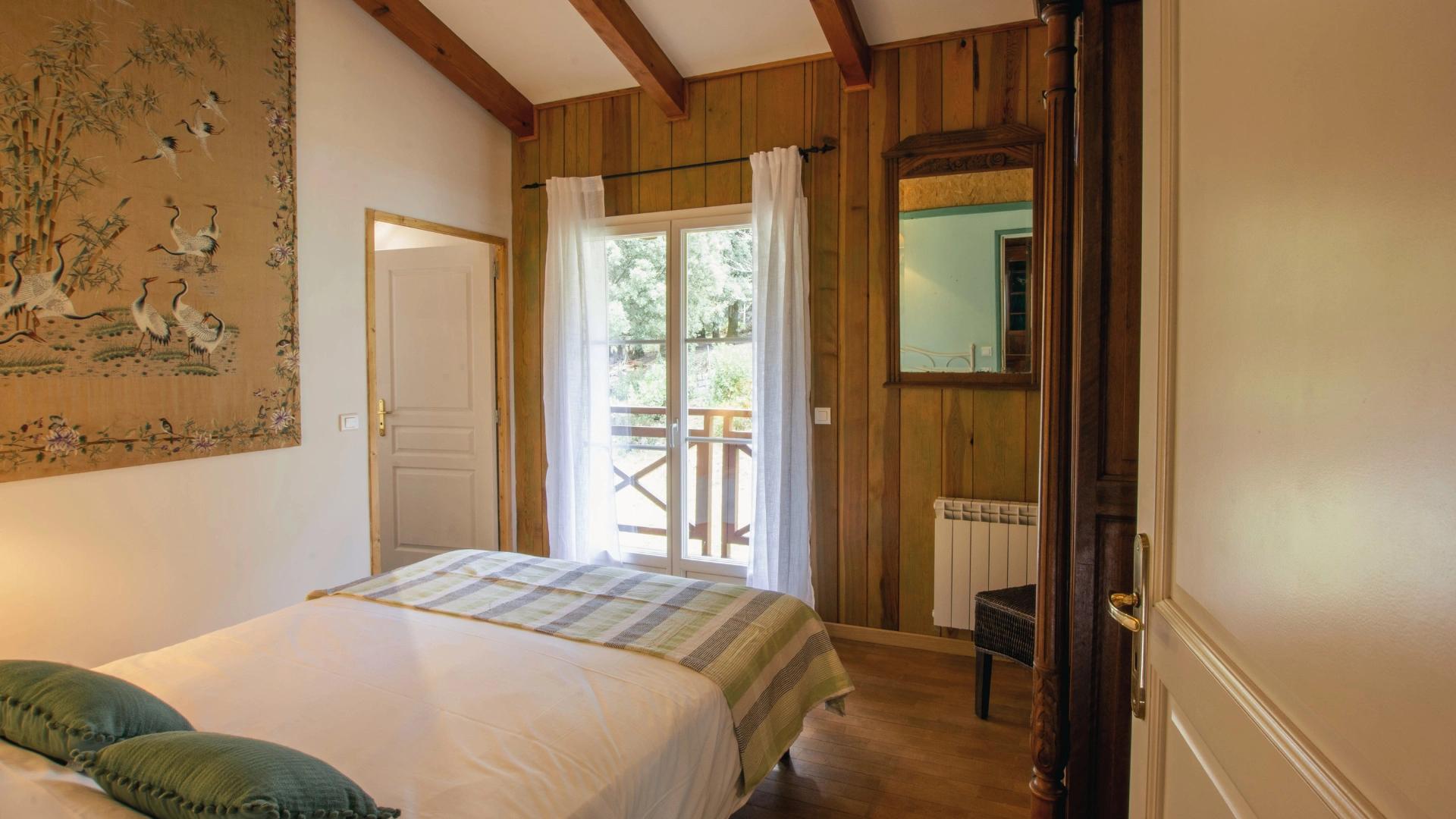 Accès direct à l’extérieur depuis une chambre ouverte sur la nature corse