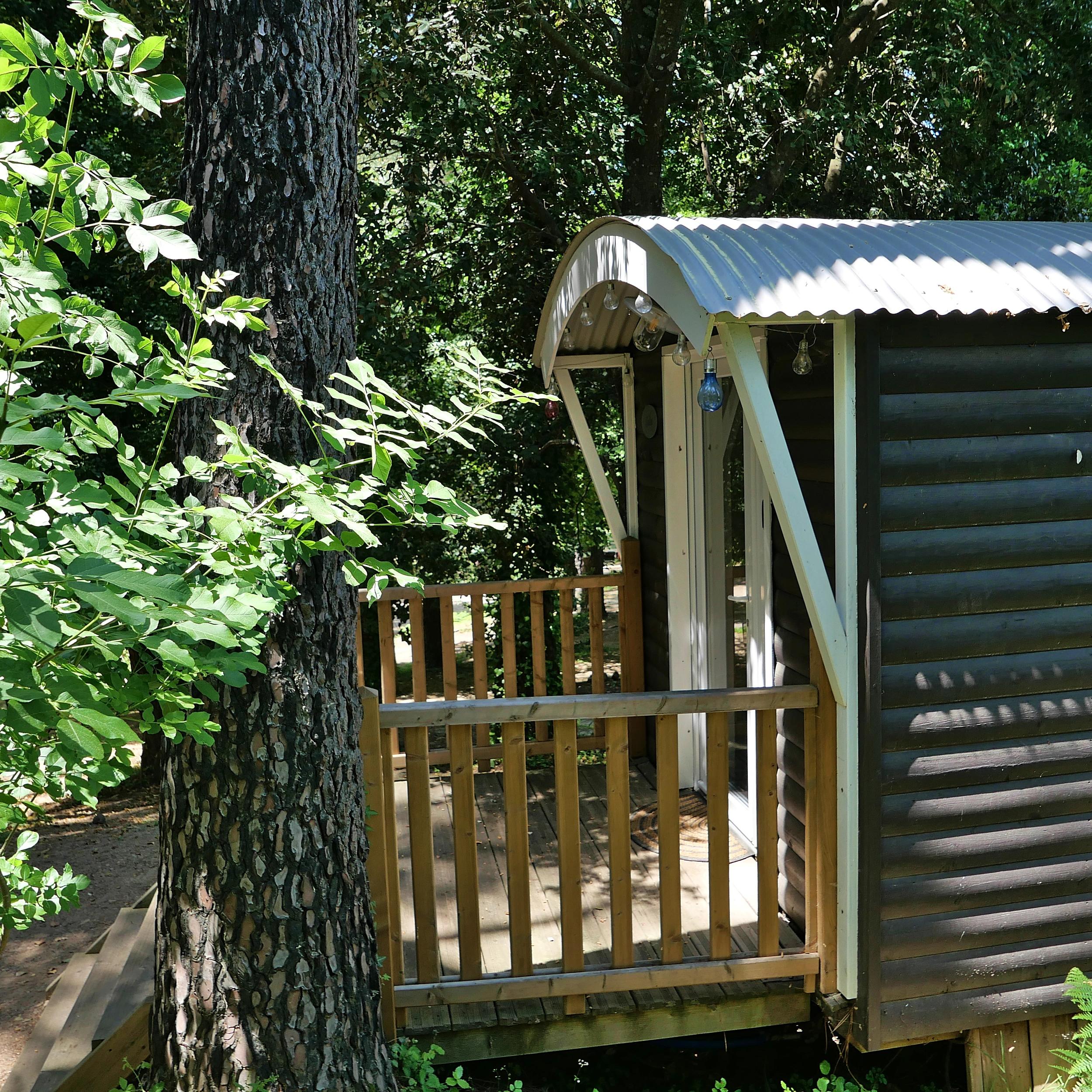 Terrasse privative de la roulotte "ALCUDINA" offrant une vue sur la forêt environnante au Camping Bavella Vista