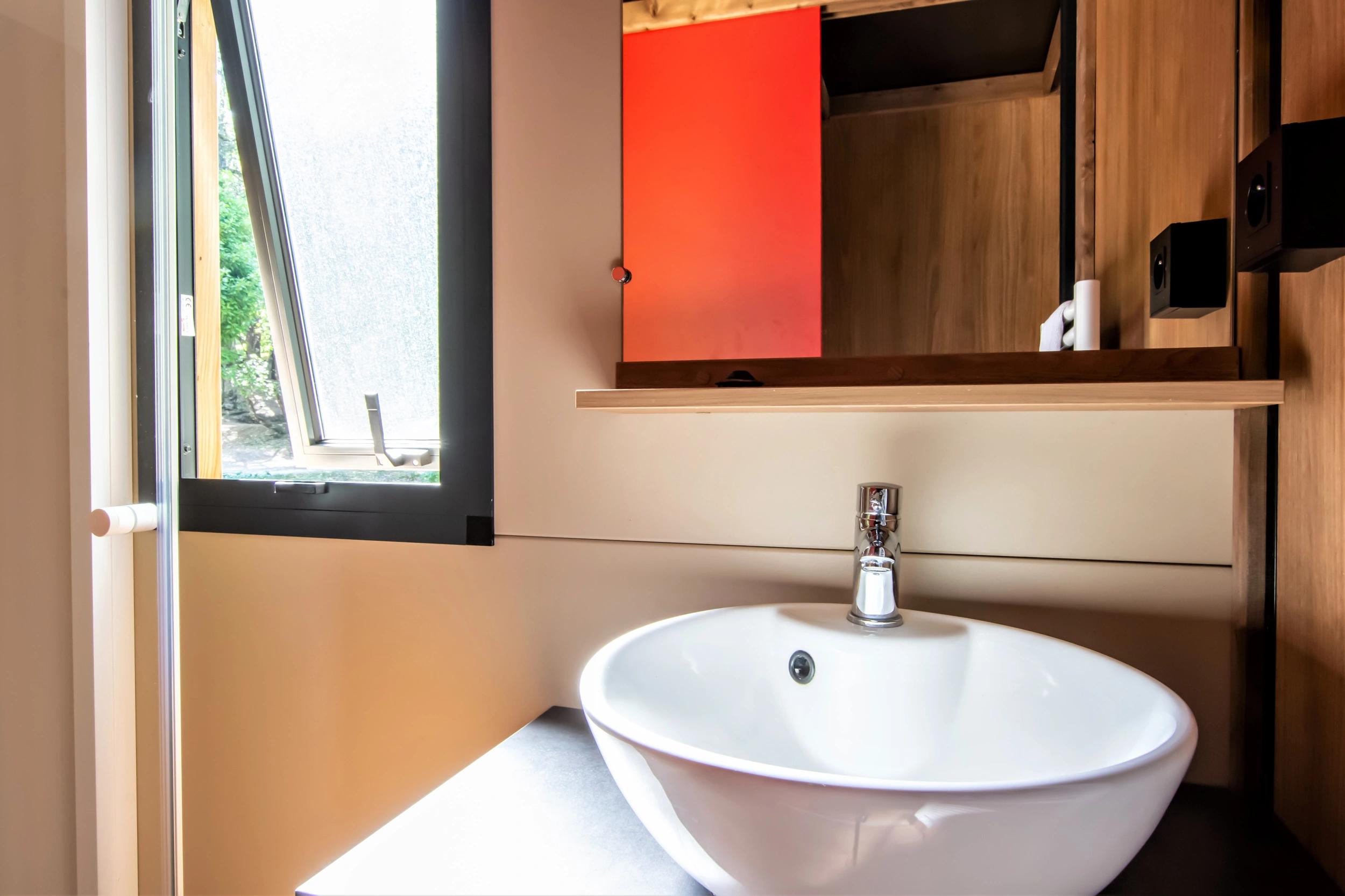 Salle de bain contemporaine avec douche dans la roulotte "ALTA ROCCA" au Camping Bavella Vista à Zonza