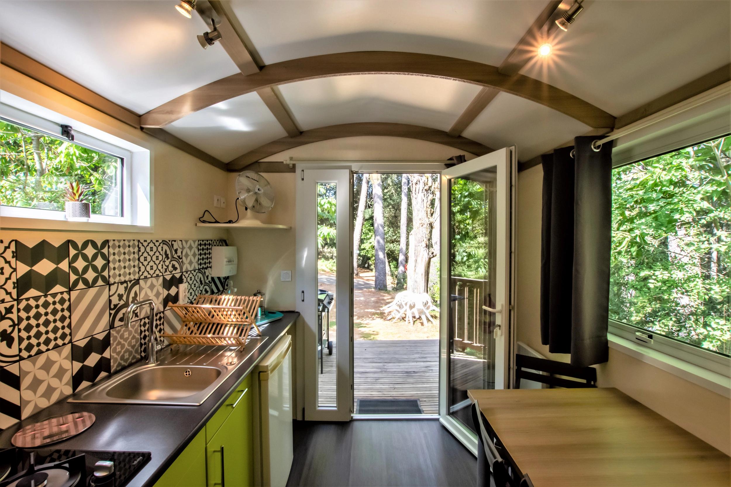 Cuisine  moderne avec douche dans la roulotte "PURCARACCIA" au Camping Bavella Vista en Corse-du-Sud